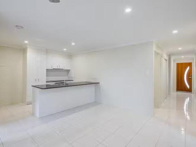 Unique 2/12 Alexis Place, Park Ridge, QLD 4125