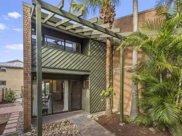 Cozy 2/142 Carmody Road, St Lucia, QLD 4067