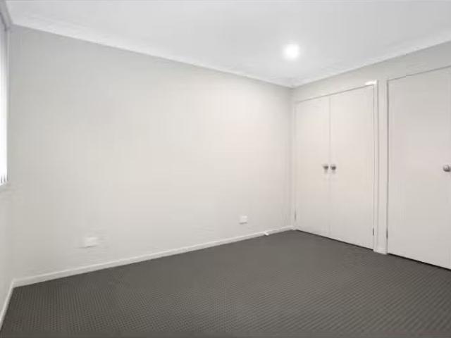 Charming 2/17 Glen Ayr Ave, Cliftleigh Townhouse for rent Lis.
