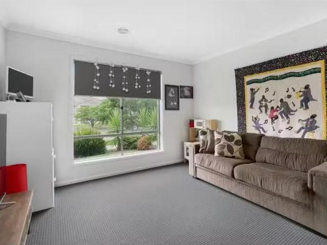 Deal! 21 Chifley Drive, DELACOMBE House for rent Listed by Ca.