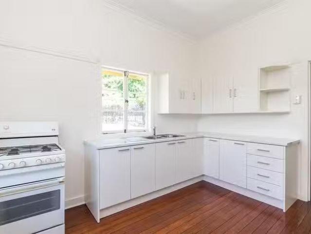 Cozy 21 Love Street, Holland Park, QLD 4121