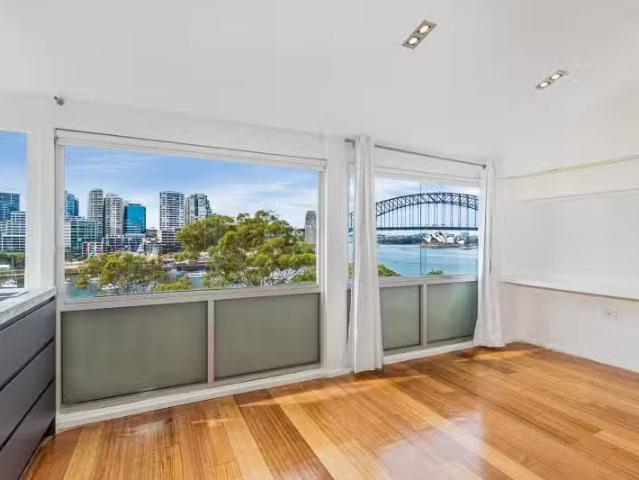 Unique 2/25 East Crescent Street, Mcmahons Point NSW 2060