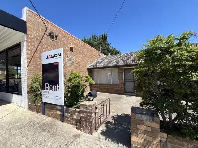 Nice 2/282 Carrick Drive, Gladstone Park VIC 3043