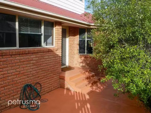 For Rent! 2/2 12 Federal Street, North Hobart Townhouse for re.