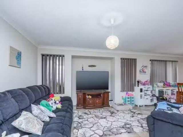 Deal! 22 Astrolabe Way, Swan View, WA 6056