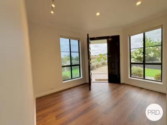 Deal! 22 Mary Gillespie Avenue, GUNGAHLIN House for rent List.