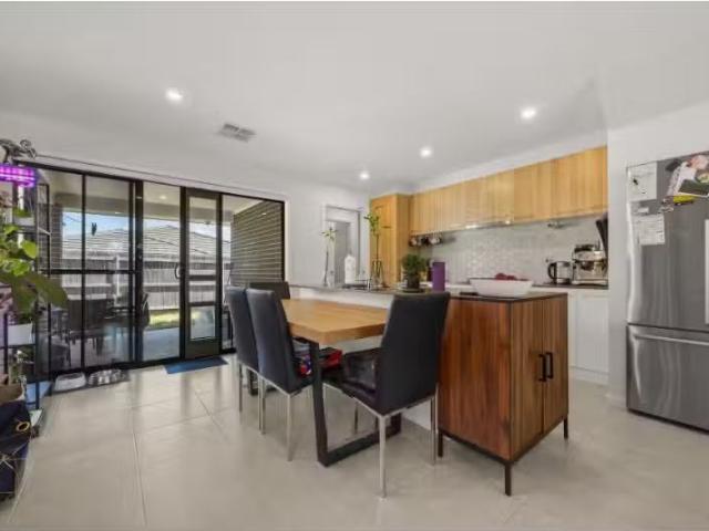 Cozy 22 Pademelon Street, Throsby House for rent Listed by Li.