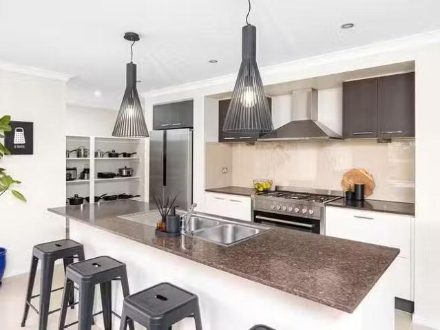 Deal! 22 Paperbark Drive, Forest Hill, NSW 2651