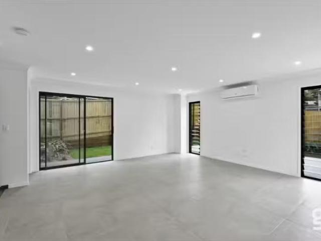 Just in! 2/35 Wickham Street, MORNINGSIDE Townhouse for rent.