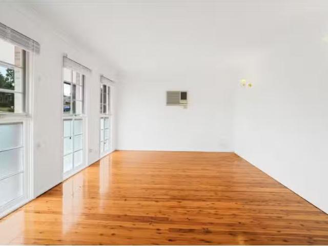 Charming 27 Gilbert Crescent, Kings Langley House for rent Li.