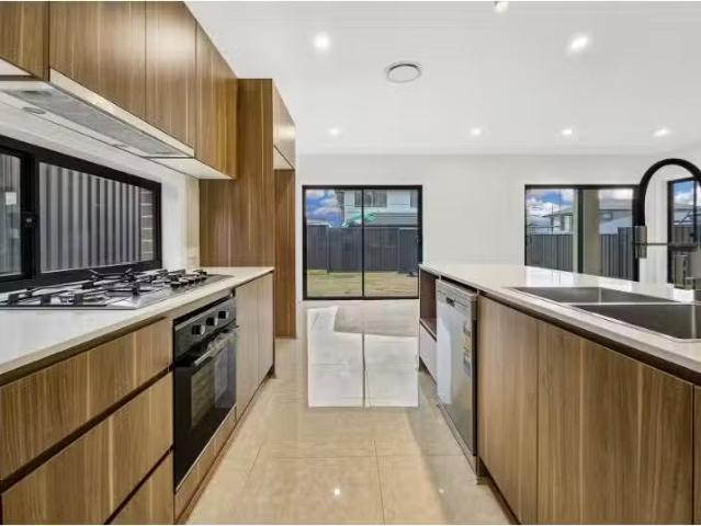 Deal! 27 Mercury Street, Leppington House for rent Listed by.