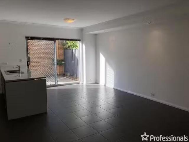 Nice 24/1 Pitta Corner, Success, WA 6164