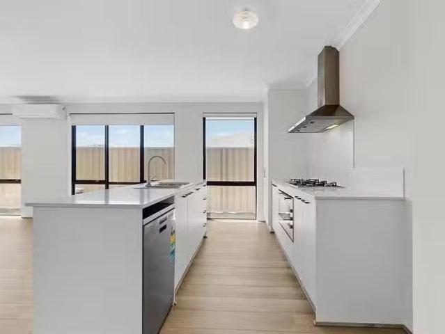 Cozy 24 Waratah Way, Wandi, WA 6167