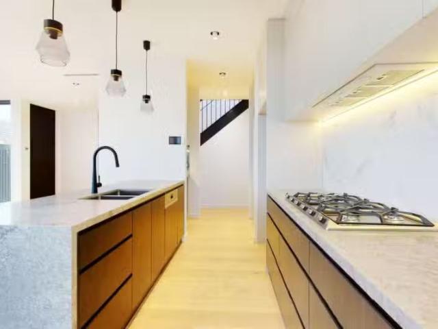 Deal! 2/532 South Road, Moorabbin VIC 3189 Townhouse For Lease