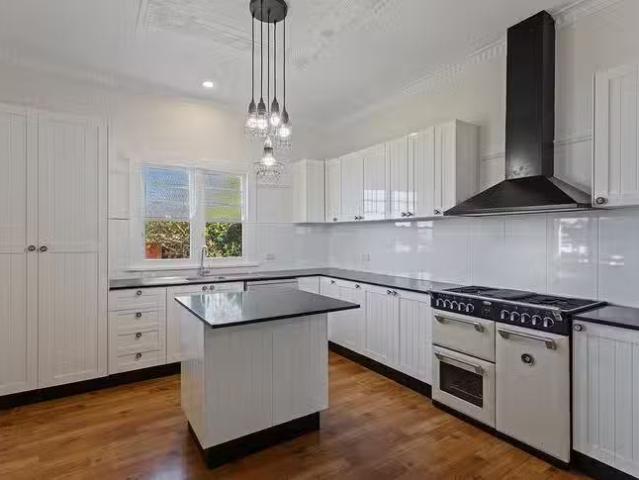 Cozy 25 Seaton Street, South Toowoomba, QLD 4350