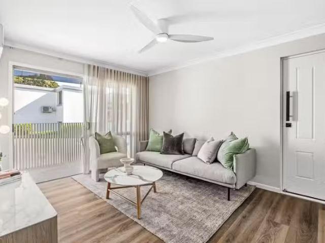 Just in! 2/61 Shetland Street, MORNINGSIDE, QLD 4170 House f.