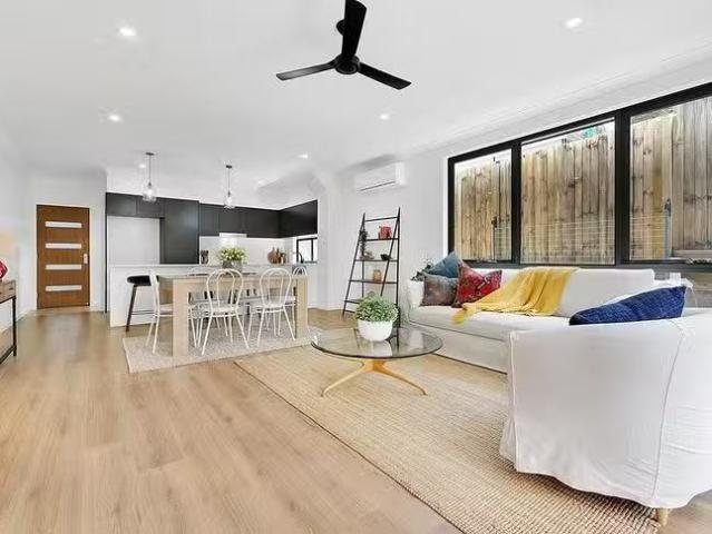 Cozy 2/64 Thomas Street, Greenslopes, QLD 4120