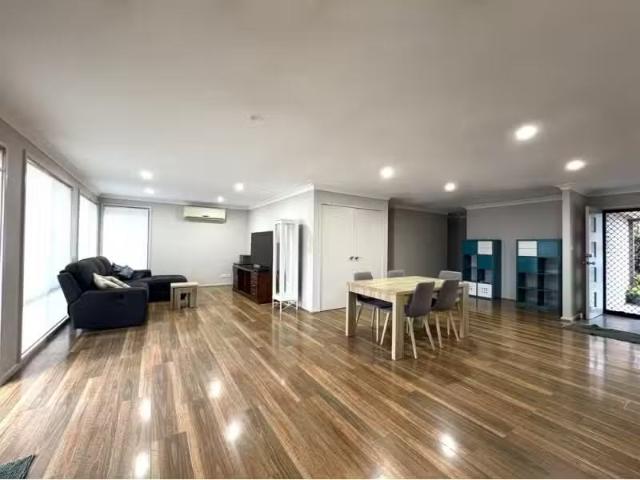 Just in! 2/65H Avenue of the Allies, TANILBA BAY Townhouse for.