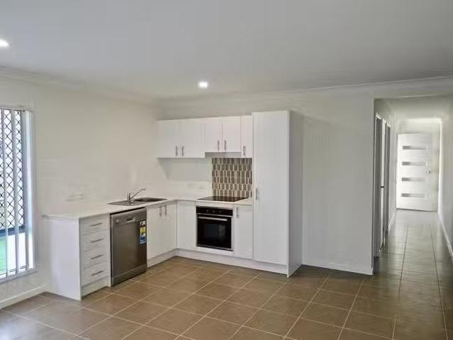 Deal! 2/6 Crestview Street, Loganlea, QLD 4131