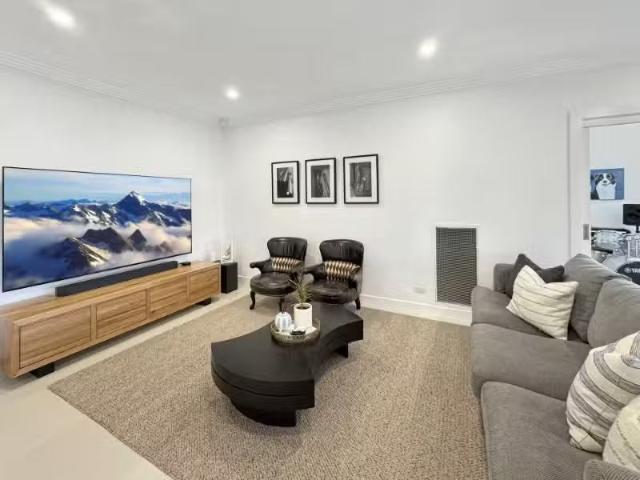Charming 26 Isaac Drive, Orange House for rent Listed by Simo.
