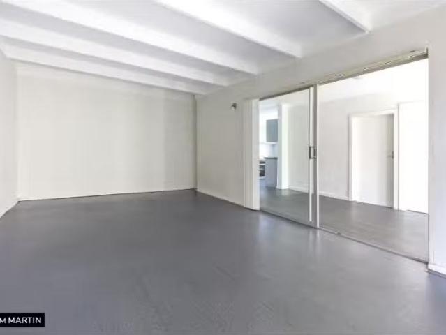 Cozy 276 Gardeners Road, Rosebery House for rent Listed by Em.