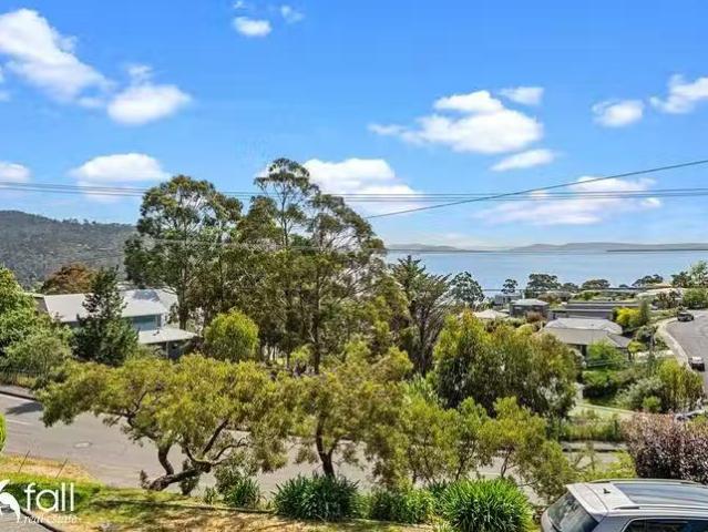 Charming 2/83 Roslyn Avenue, Kingston Beach, TAS 7050