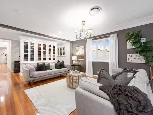 Cheap 28 Iveagh Avenue, Holland Park West, QLD 4121