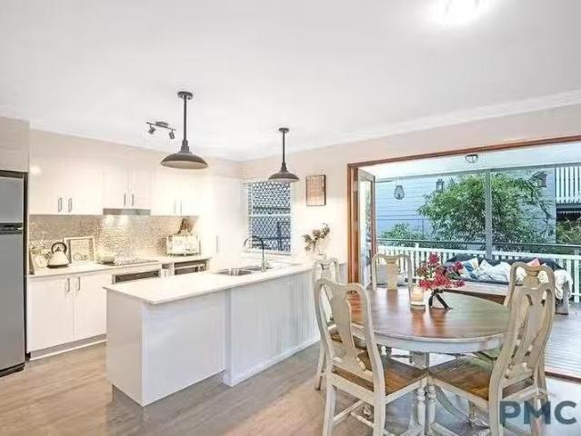 Unique 2/91 Kingsbury Street, Norman Park, QLD 4170