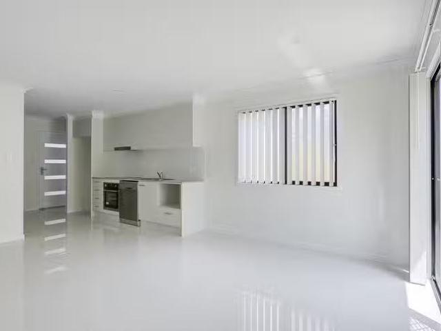 Cozy 2/92 Pepper Tree Drive, Holmview, QLD 4207