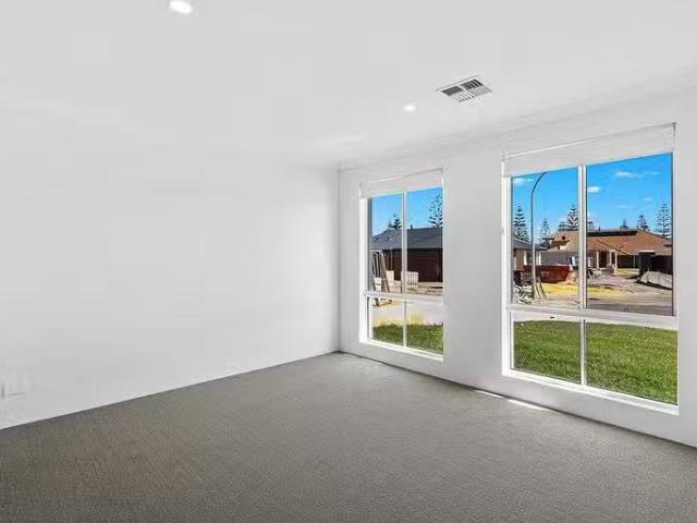 Deal! 29 Matilda Rise, Wannanup, WA 6210
