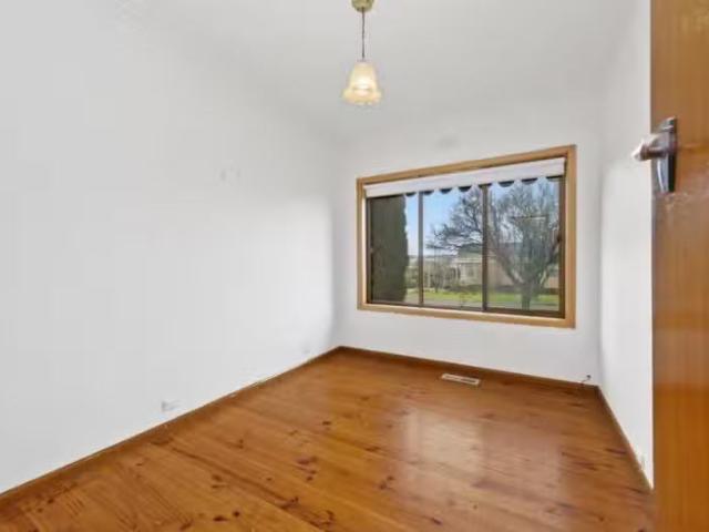 Cheap 29 Pauls Cres, Wendouree VIC 3355 House For Lease