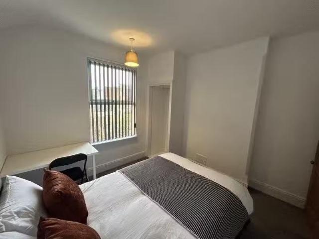 For Rent! 2 BA 1 bedroom house of multiple occupation for rent.