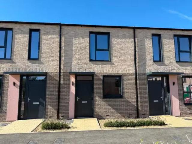Cheap 2 BA 2 bedroom terraced house for rent in Andrew Cairns.