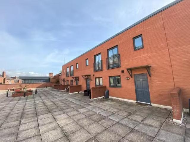Cheap 2 BA 2 bedroom apartment for rent in Wellington House, R.