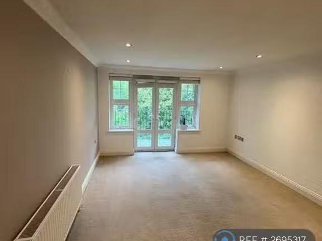 Cozy 2 BA 2 bedroom flat for rent in Alumhurst Road, Bournemou.