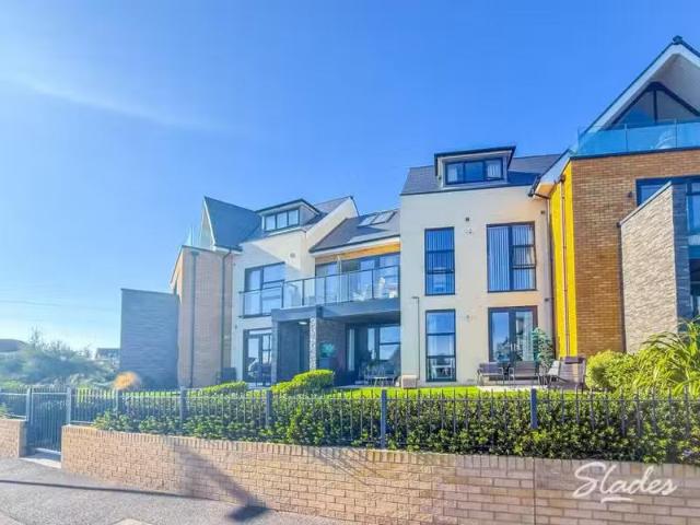 Deal! 2 BA 2 bedroom flat for rent in Cellars Farm Road, South.
