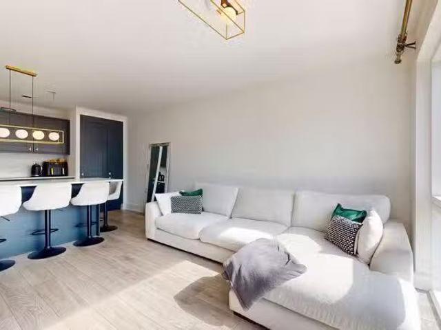 Just in! 2 BA 2 bedroom flat for rent in Falcon Drive, Cardiff.