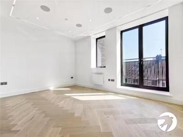 Unique 2 BA 2 bedroom flat for rent in Knoll Rise, Orpington.