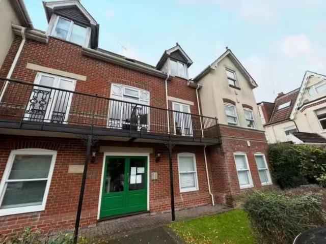 Cheap 2 BA 2 bedroom flat for rent in Lansdowne Road, Bournemo.