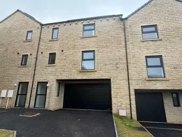 Unique 2 BA 3 bedroom town house for rent in 10 Kinder Close.
