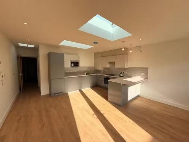 For Rent! 2 BA 3 bedroom apartment for rent in Fishponds Road.