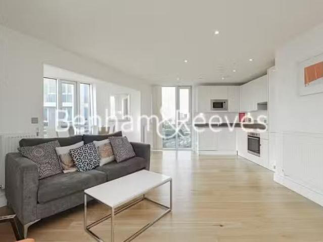 Cheap 2 BA 3 bedroom apartment for rent in High Street, Stratf.