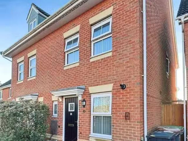 Charming 2 BA 3 bedroom end of terrace house for rent in Willi.