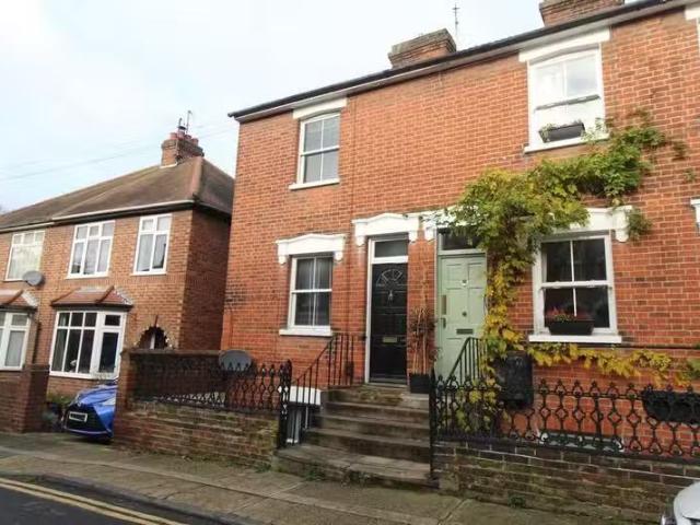 Cheap 2 BA 3 bedroom end of terrace house for rent in Lucas Ro.
