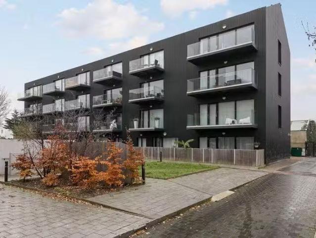 New 2 BA 3 bedroom flat for rent in Bell Foundry Close, Croydo.