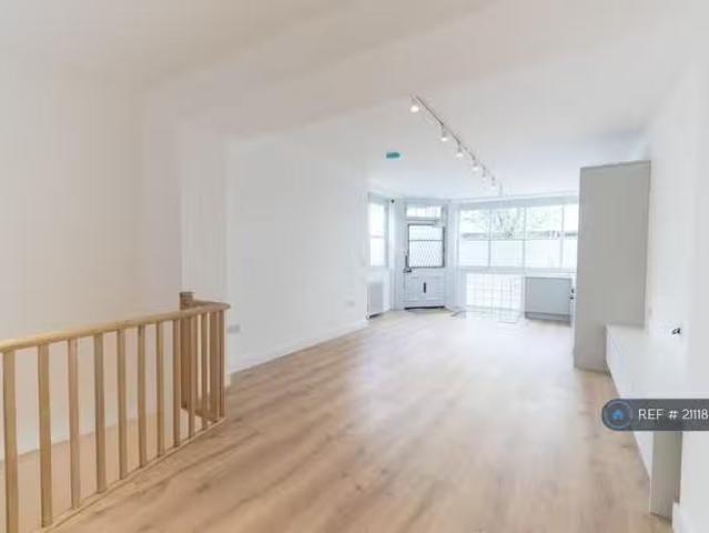 Cheap 2 BA 3 bedroom flat for rent in Roman Road, London, E2