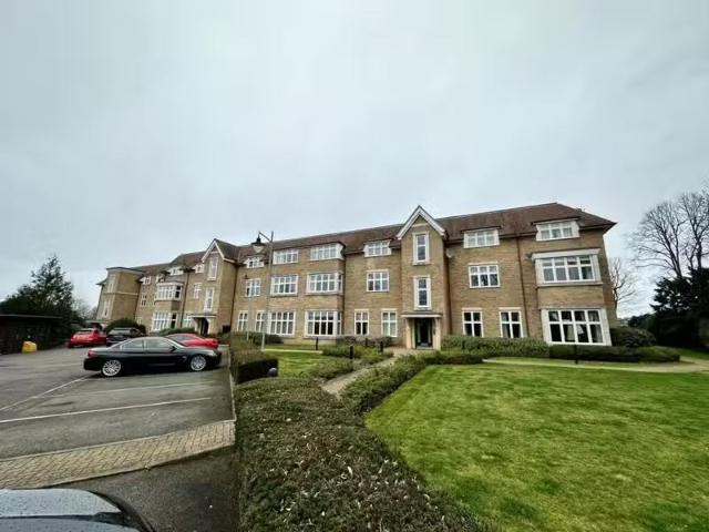 Cheap 2 BA 3 bedroom ground floor flat for rent in Peel House.
