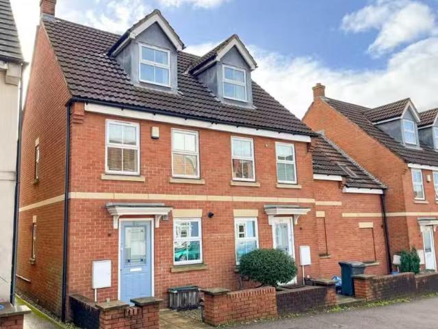 Cheap 2 BA 3 bedroom house for rent in Whitehall Road, Bristol.