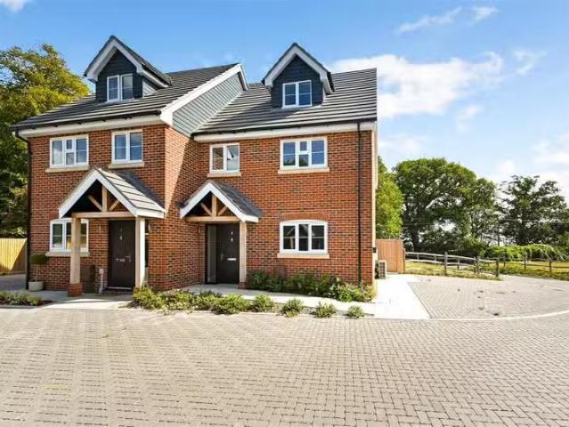 Just in! 2 BA 3 bedroom house for rent in Yapton Lane, Walbert.