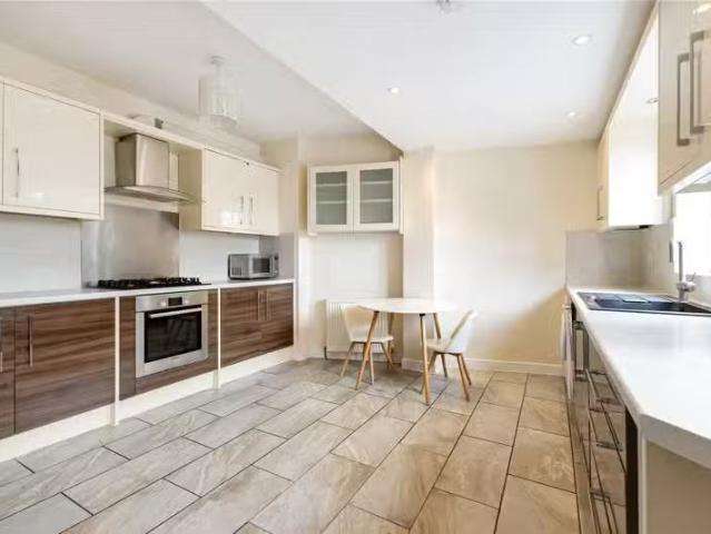 Nice 2 BA 3 bedroom property to let in Summer Road, Thames Dit.